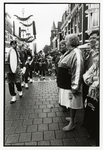 108017 Afbeelding van een muziekkorps en het publiek tijdens het wijkfeest in de Bollenhofsestraat te Utrecht.